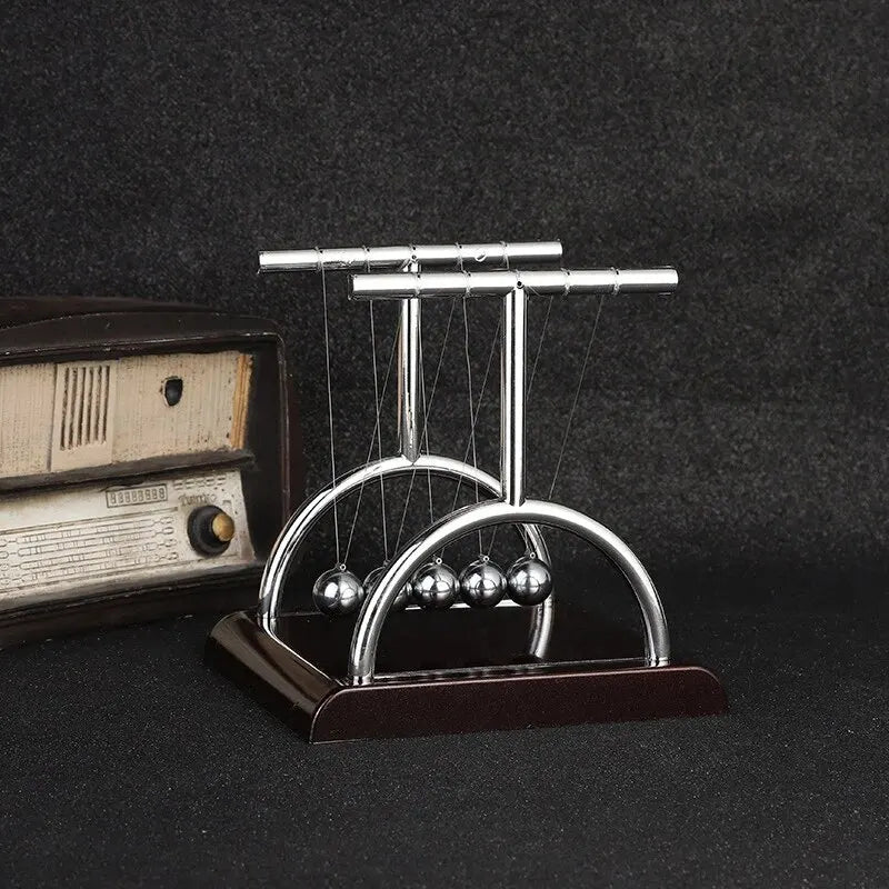 Newton's Cradle Desktop Toy – Classic Physics Pendulum