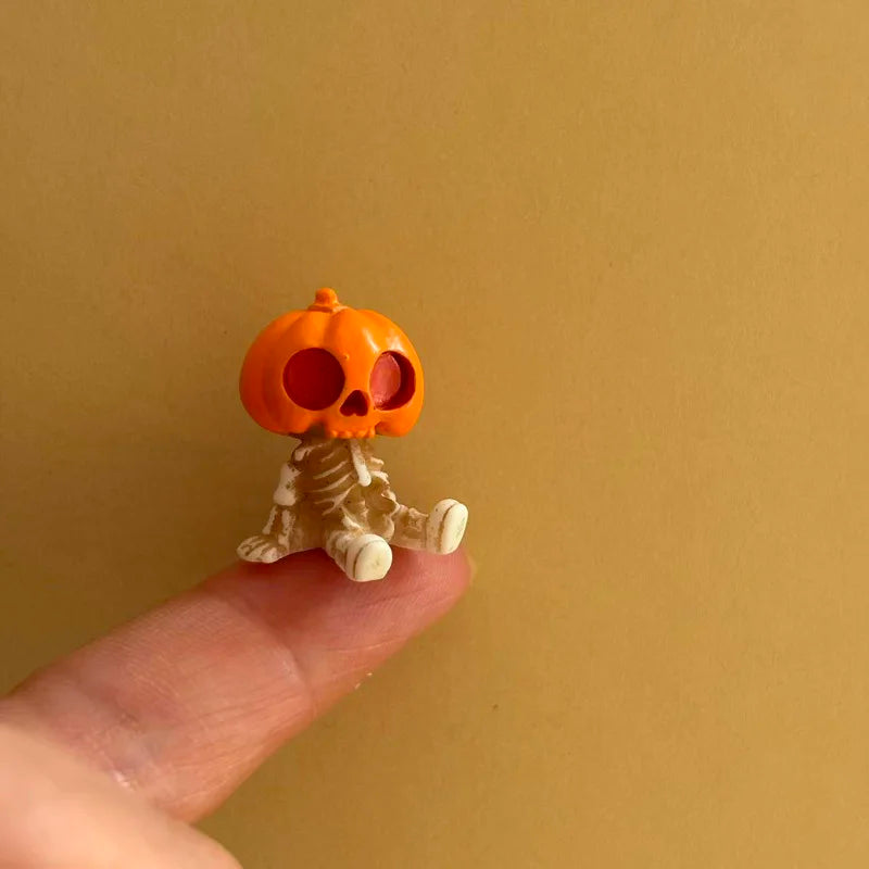 4Pcs Halloween Mini Figurines Set, Spooky Resin Decor with Pumpkins Ghosts Skulls for Party Home Garden Decoration