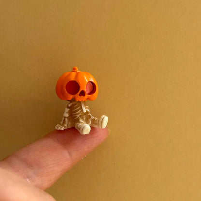 4Pcs Halloween Mini Figurines Set, Spooky Resin Decor with Pumpkins Ghosts Skulls for Party Home Garden Decoration